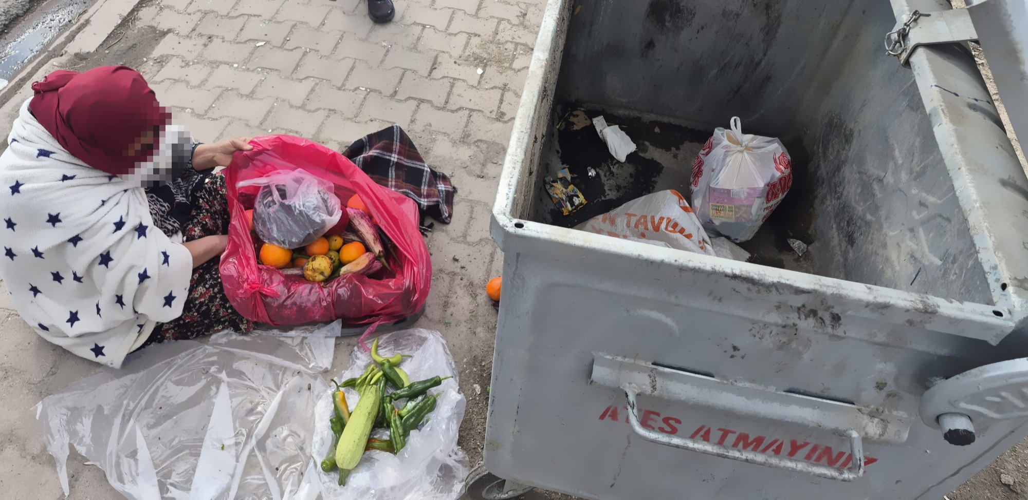 BÜYÜKŞEHİR ZABITASI, EVDEN GETİRDİKLERİ EŞYALARLA DUYGU SÖMÜRÜSÜ YAPAN DİLENCİLERE GÖZ AÇTIRMIYOR