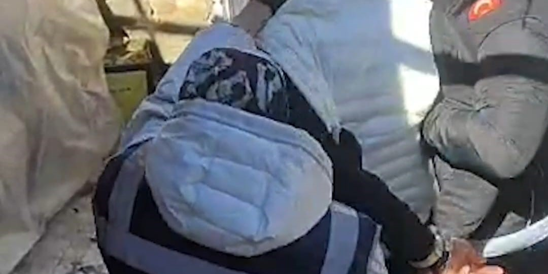 24 yıl hapisle aranan 'istismar' hükümlüsü gizli bölmede yakalandı