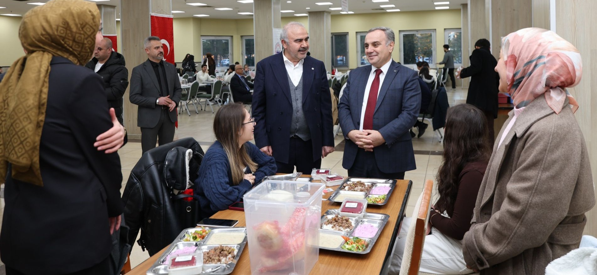 ​​Rektör Prof. Dr. Altun, Öğrenciler ile İftar Yaptı