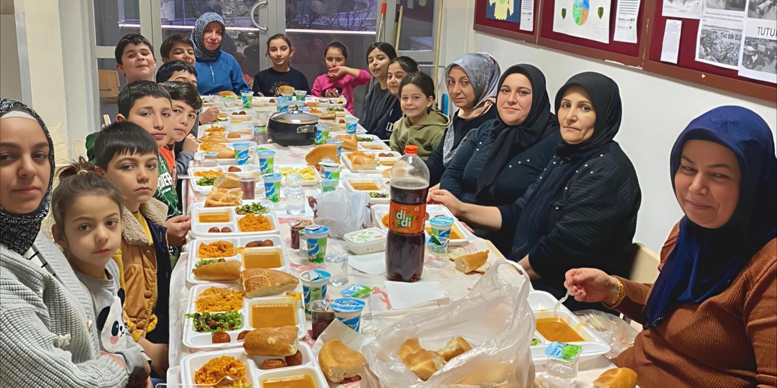 Mustafa Öner İlkokulu Ailesi İftar Sofrasında Buluştu