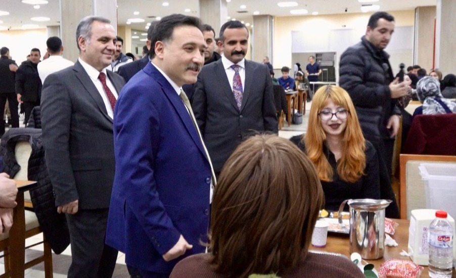 Vali Gökmen Çiçek, ERÜ Öğrencileri ile İftar Yaptı