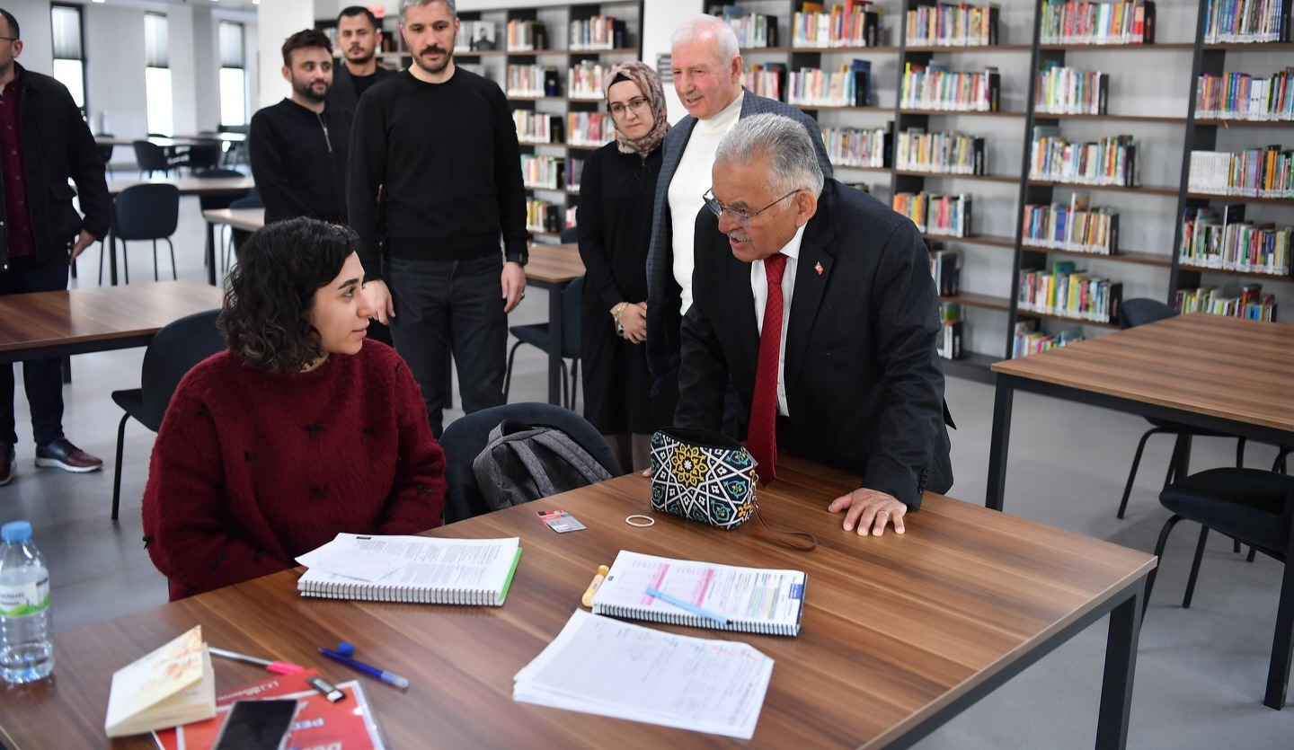 BAŞKAN BÜYÜKKILIÇ VE BAKAN YARDIMCISI BOYRAZ, TALAS MEVLANA SOSYAL YAŞAM MERKEZİ’Nİ ZİYARET ETTİ