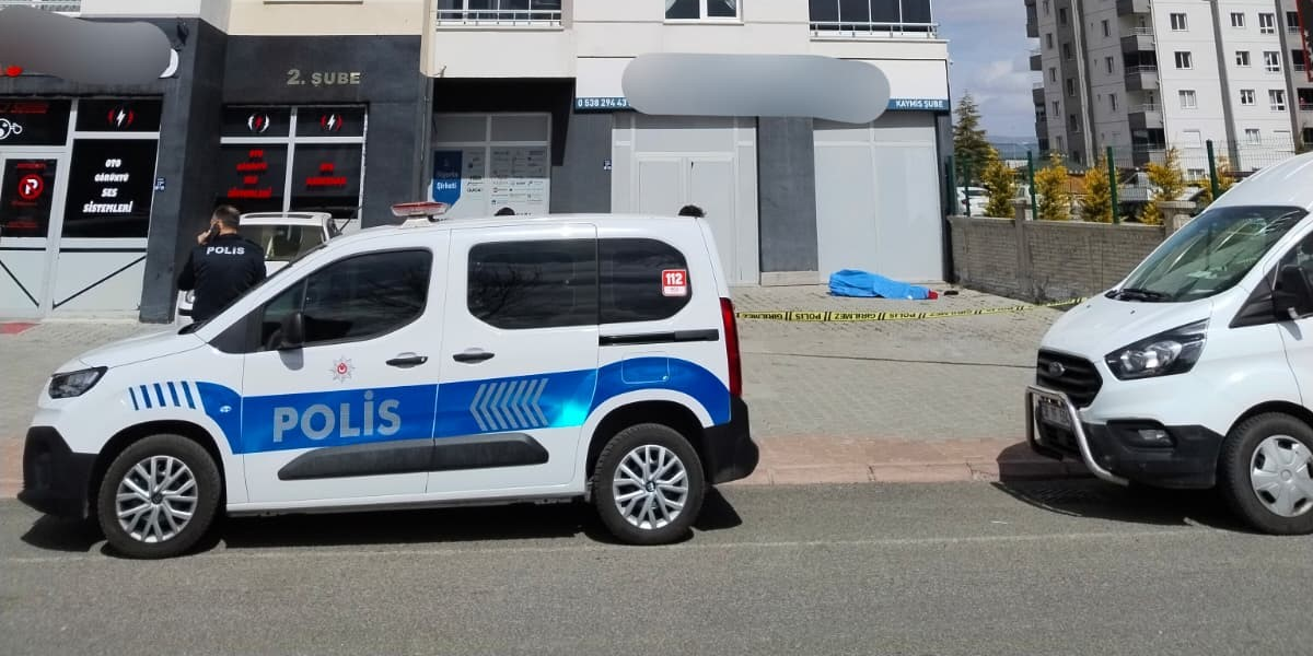 Kayseri'de 3'üncü kattan düşen 83 yaşındaki adam hayatını kaybetti