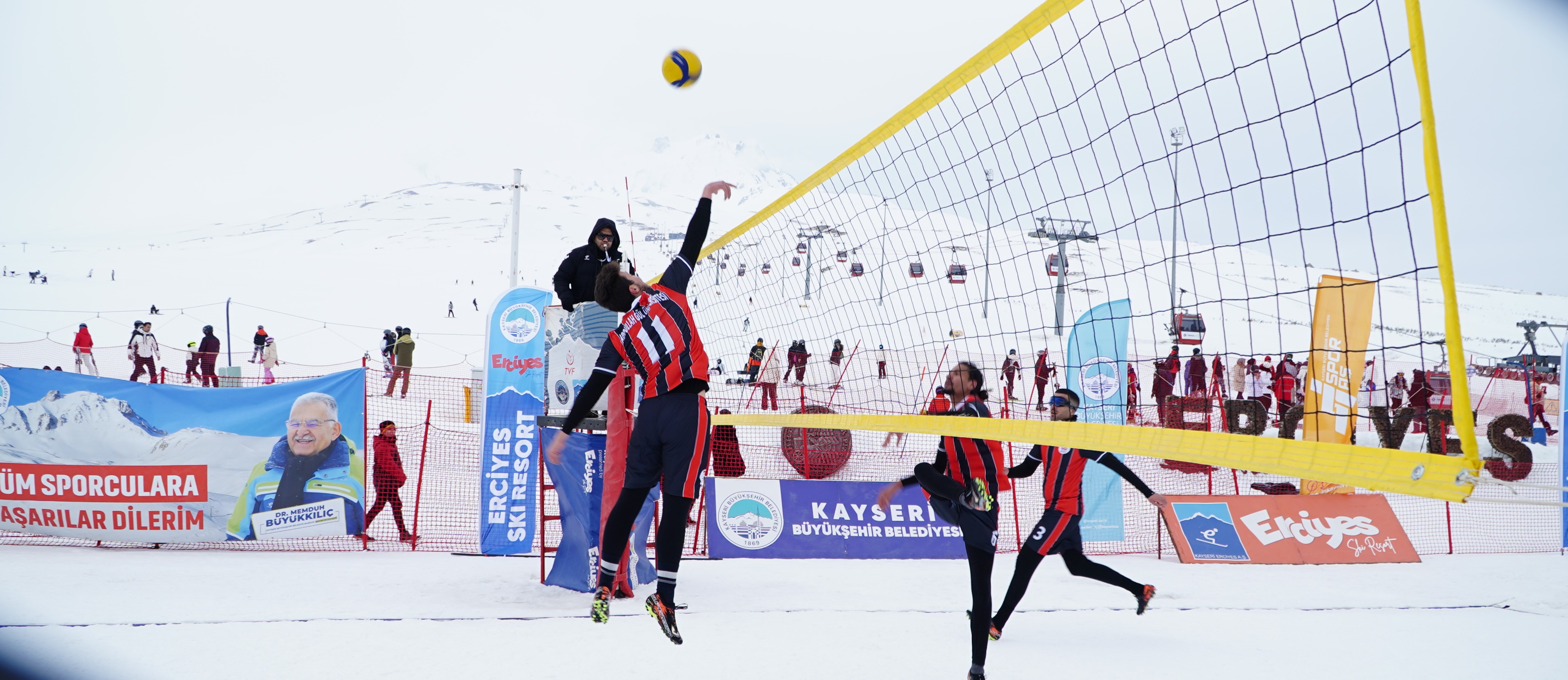 Büyükşehir ile Erciyes’te kar voleybolu heyecanı yaşandı