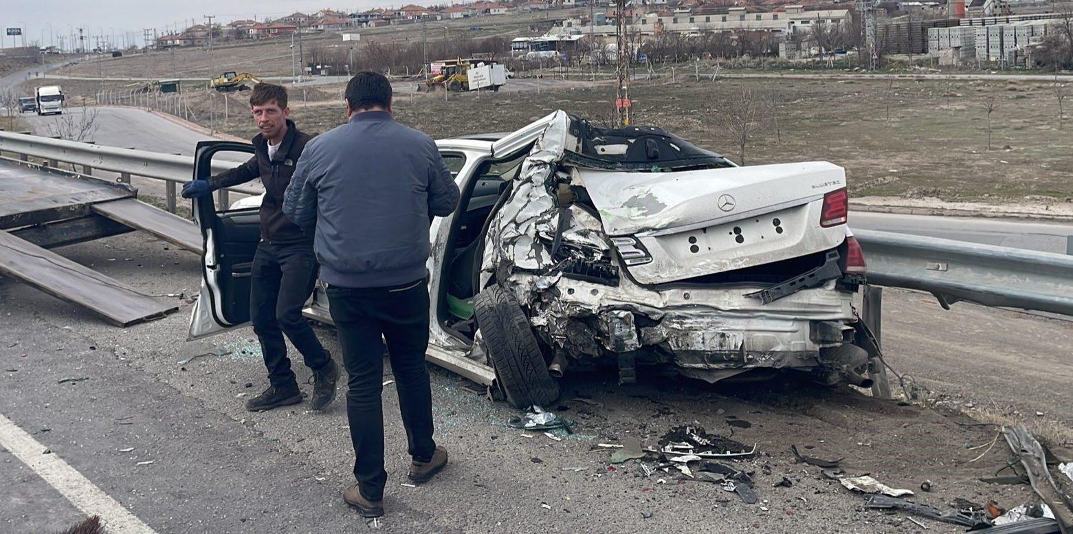 Kayseri’de TIR yol kenarında duran otomobile çarptı: 1 ağır yaralı