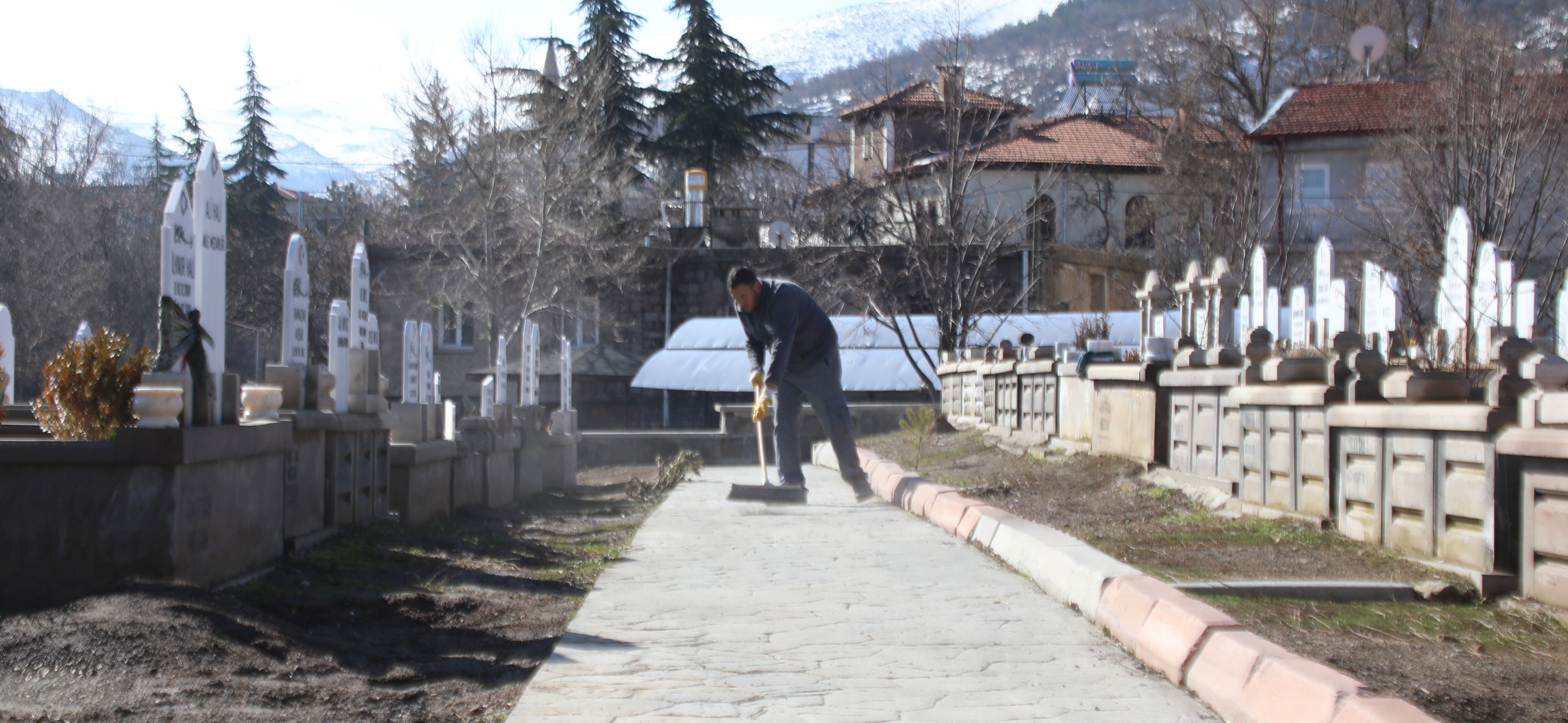 MELİKGAZİ’DE MEZARLIKLAR BAYRAM İÇİN TEMİZLENDİ 