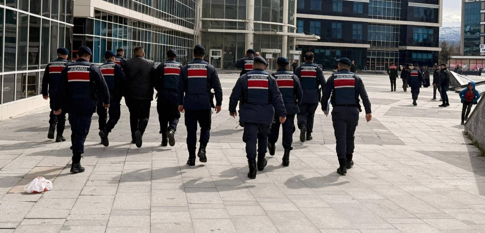 Bayramın ilk günü eşini tabancayla öldüren şüpheli tutuklandı