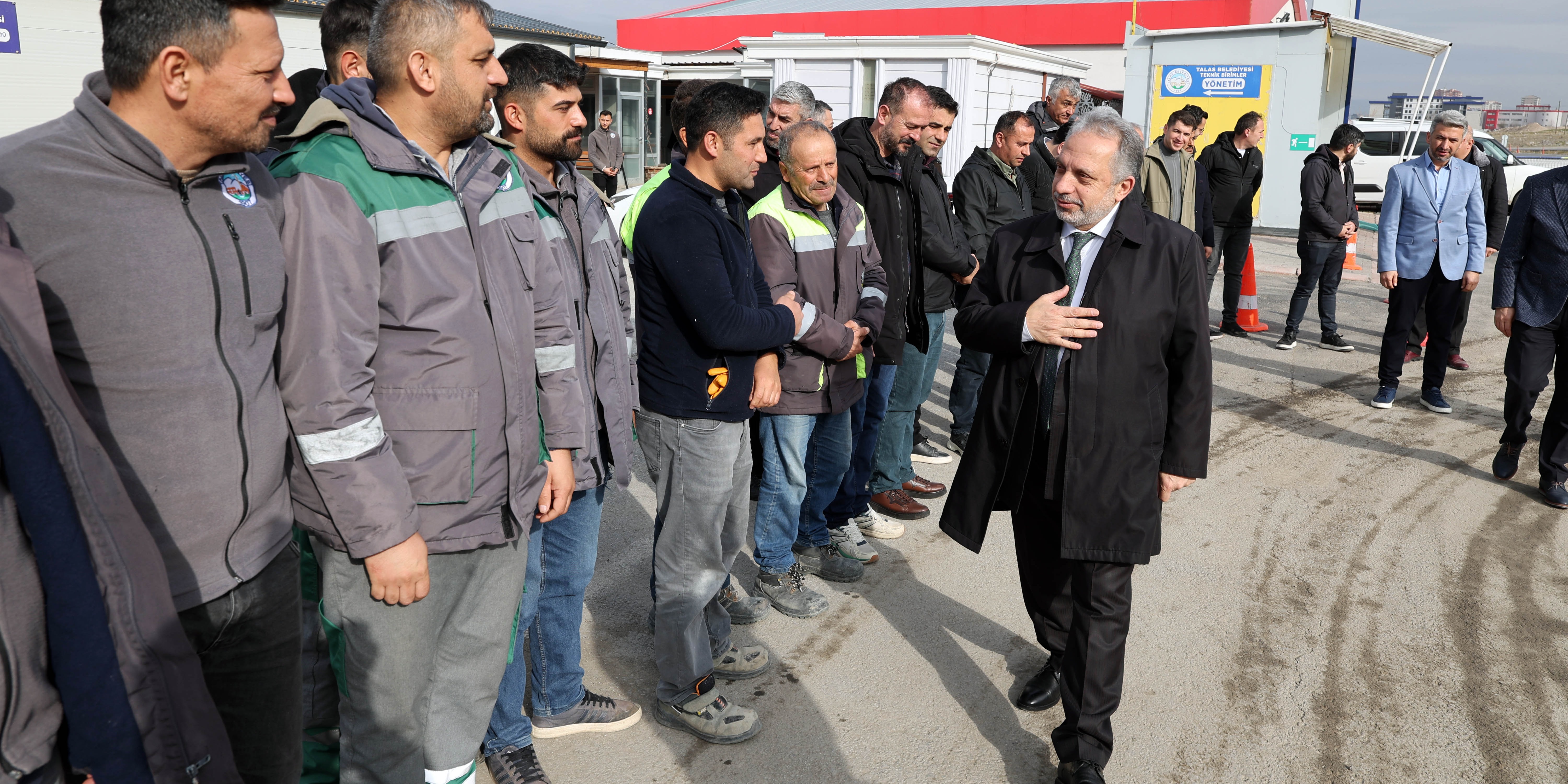 BAŞKAN YALÇIN PERSONELLE KUCAKLAŞTI