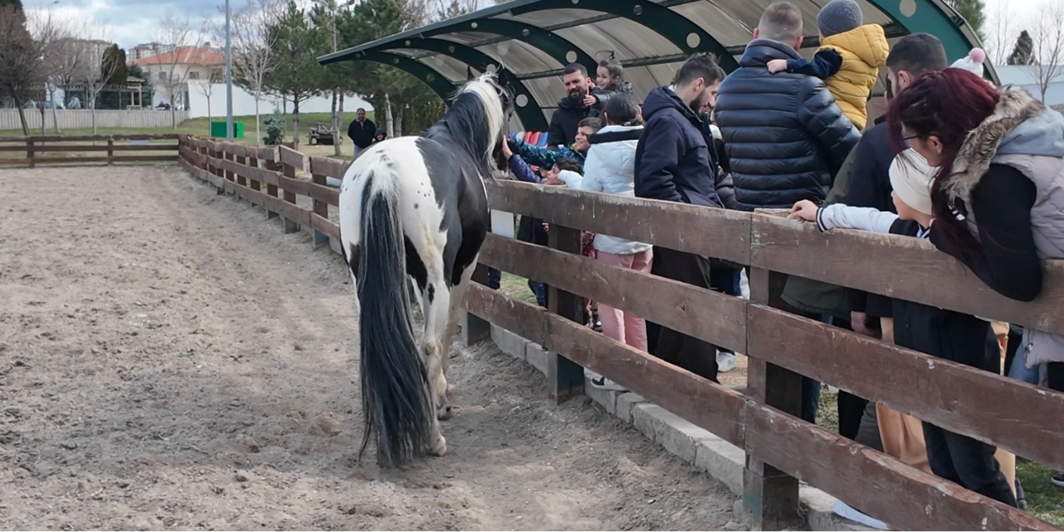 BÜYÜKŞEHİR’İN HAYVANAT BAHÇESİ’NDE BAYRAM YOĞUNLUĞU: 40 BİN ZİYARETÇİ