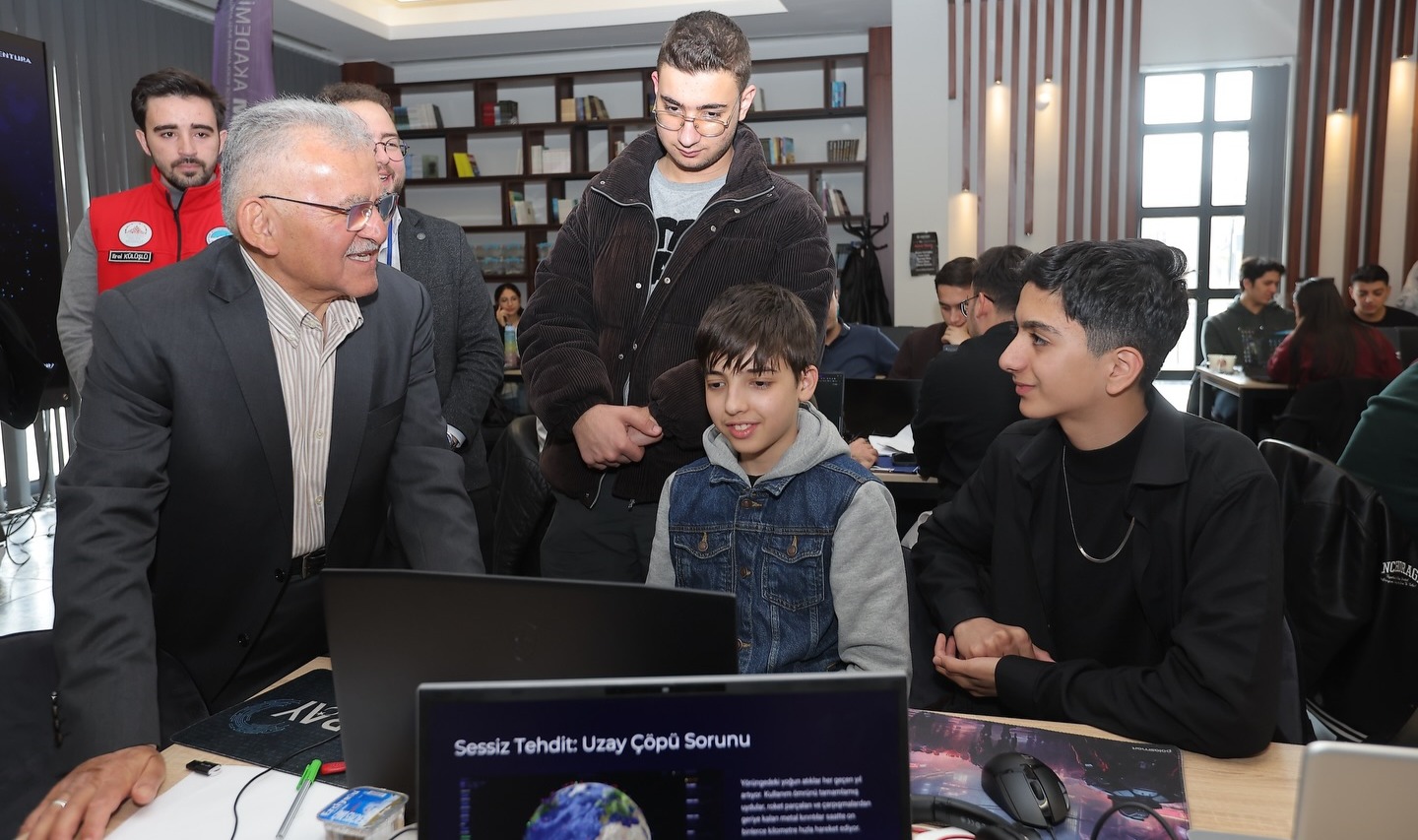 BÜYÜKŞEHİR’DEN UZAY VE TEKNOLOJİ HAMLESİNE GÜÇLÜ DESTEK: BAŞKAN BÜYÜKKILIÇ GENÇLERLE BULUŞTU