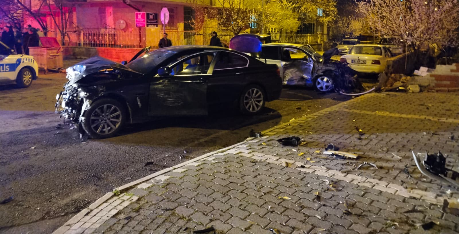 Kayseri'de iki otomobil çarpıştı: 1'i ağır 5 yaralı 