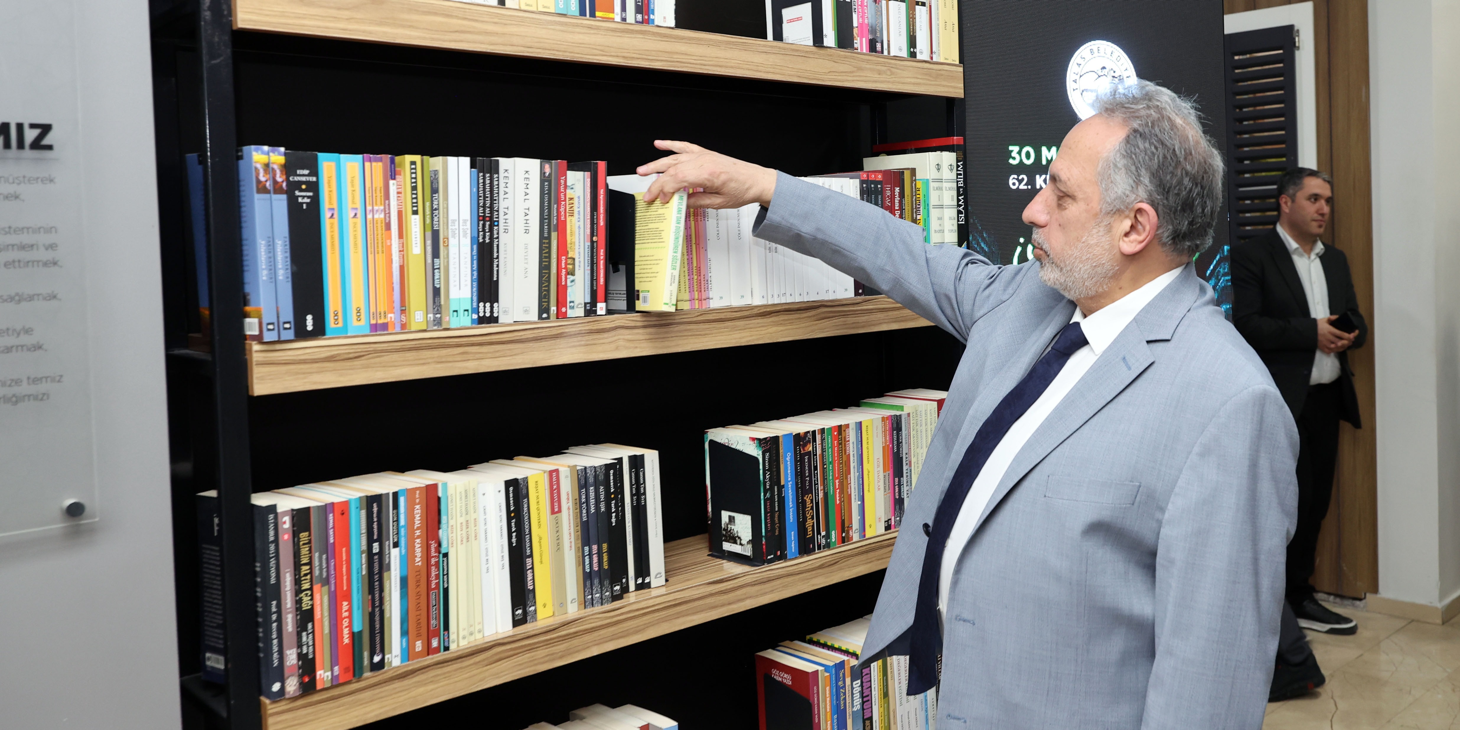 TALAS BELEDİYESİNDEN PERSONELE “İYİLEŞTİREN KÜTÜPHANE” HEDİYESİ