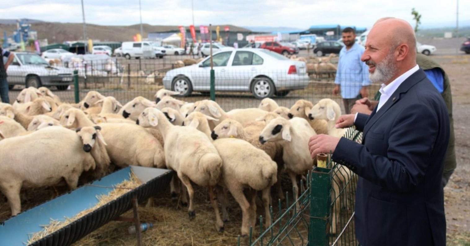 “KURBAN HİZMETİNDE DE ÖNCÜ, TÜRKİYE’DE SAYILI BELEDİYEYİZ”