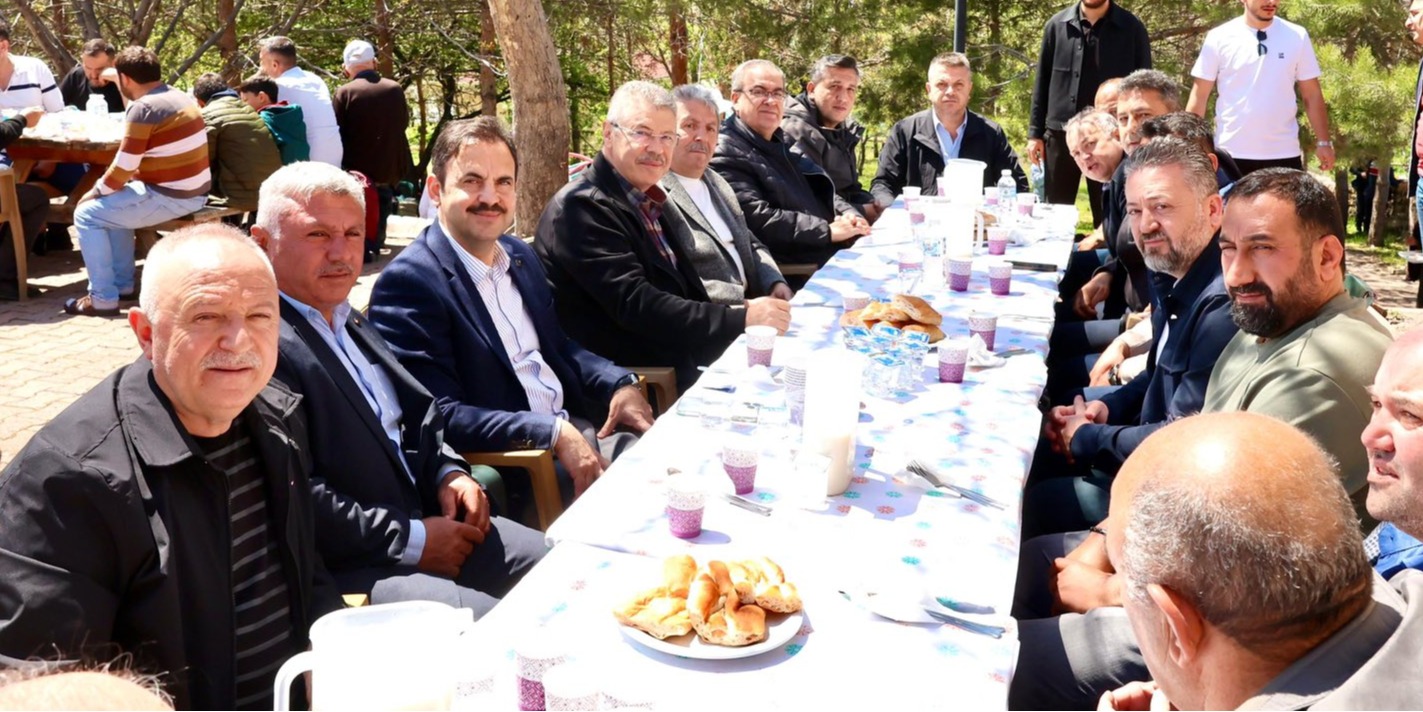 Kayseri Şeker yöneticileri, Mahzemin Mahallesi’nde geleneksel olarak düzenlenen Yağmur/Şükür Duası programına katıldı.