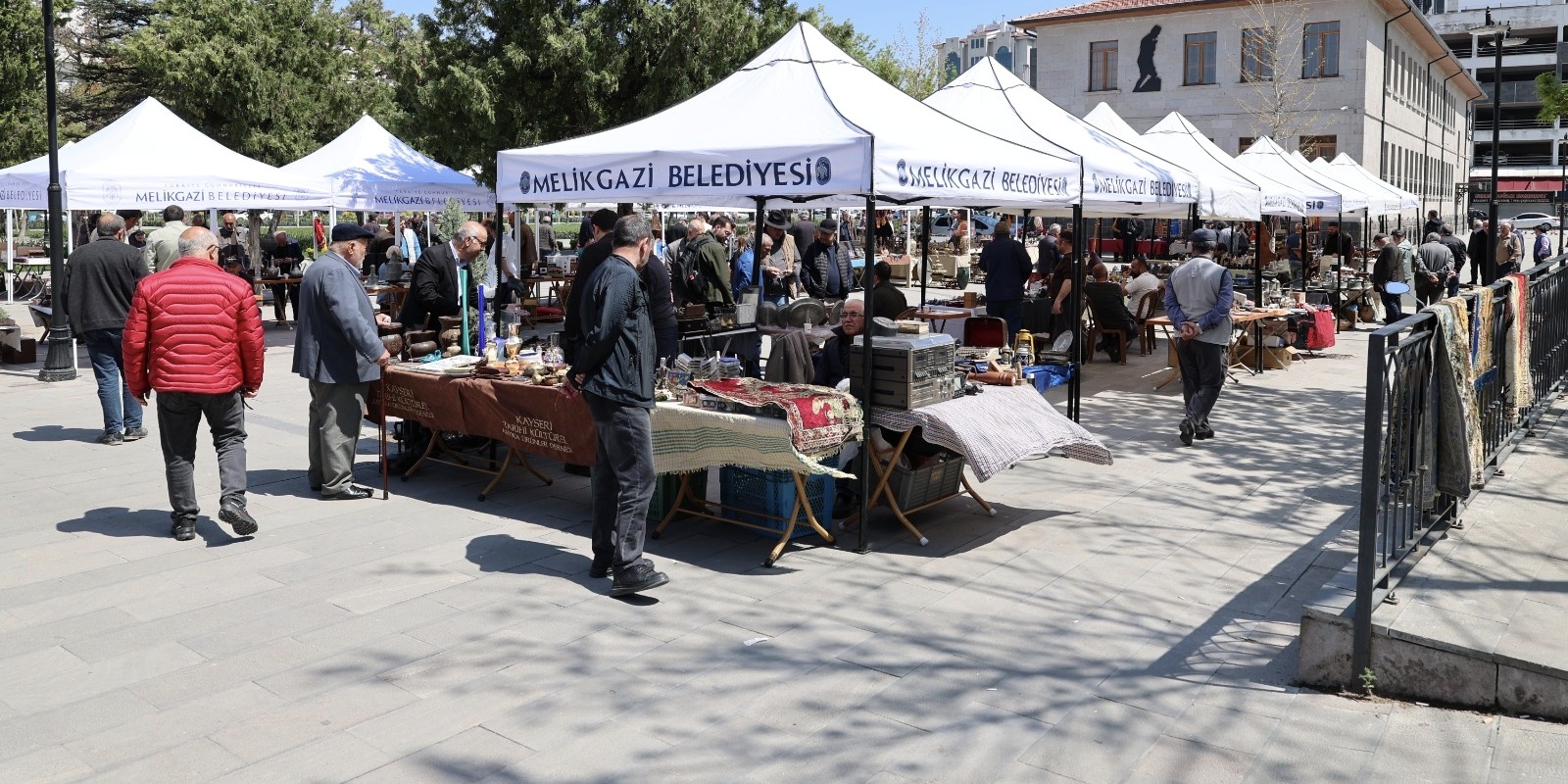 MELİGAZİ BELEDİYESİ ANTİKA PAZARI KOLEKSİYONERLERİ BİR ARAYA GETİRDİ