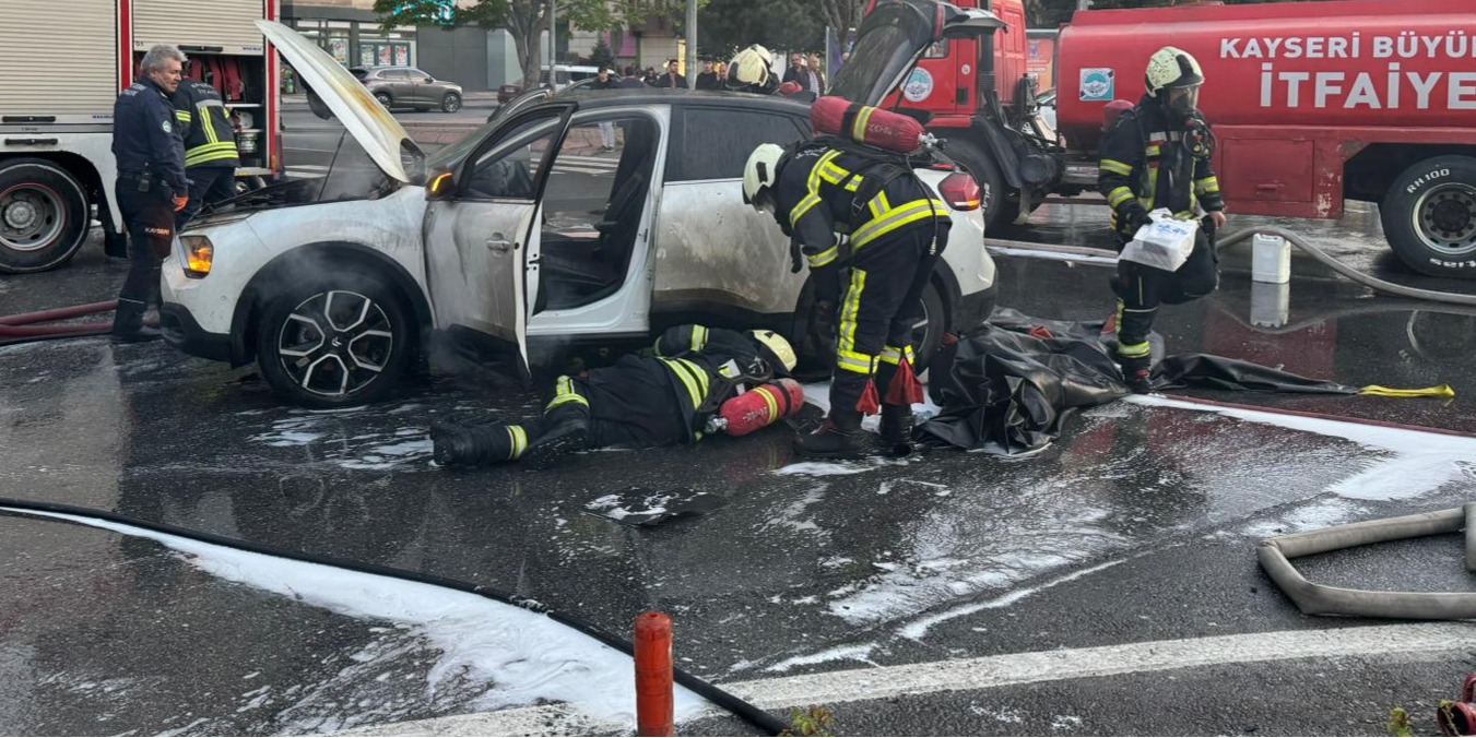 Kayseri’de seyir halindeki elektrikli otomobilde yangın