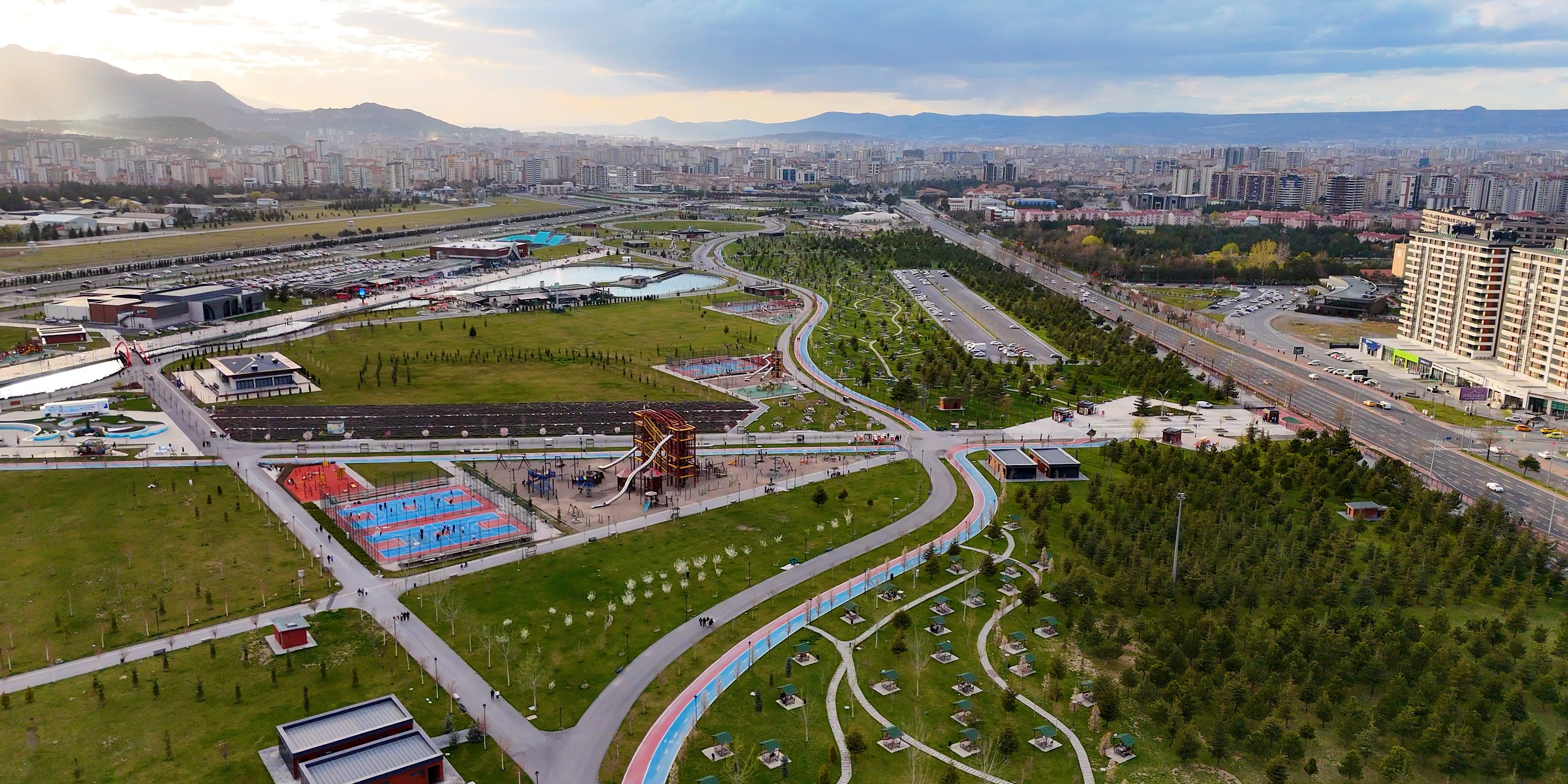 RECEP TAYYİP ERDOĞAN MİLLET BAHÇESİ, KAYSERİLİLERİN UĞRAK YERİ OLUYOR