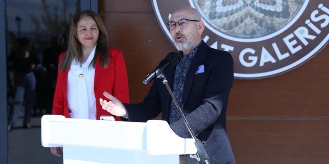 BÜYÜKŞEHİR’İN “ATEŞLE YAZILAN HİKÂYELER” SERGİSİ, SANATSEVERLERLE BULUŞTU