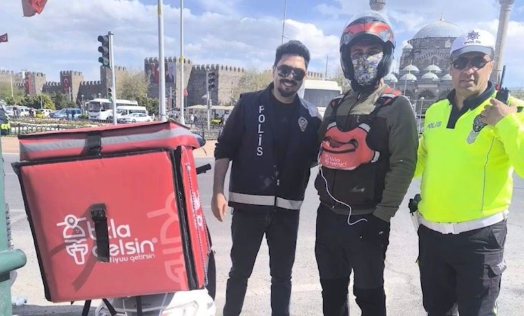 Polis, boğazına cisim kaçan kuryeyi Heimlich manevrası ile kurtardı