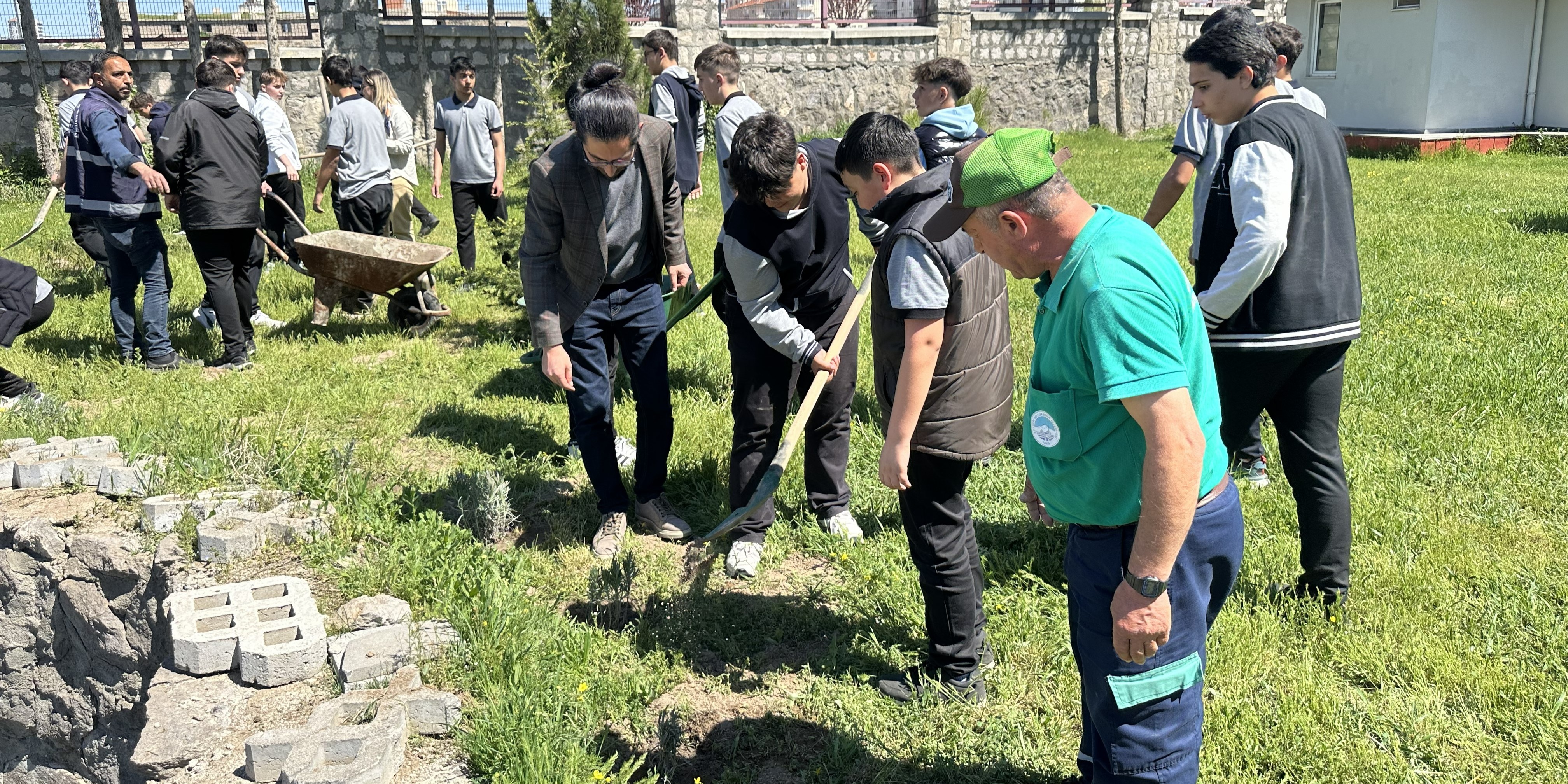 BÜYÜKŞEHİR’DEN ÖĞRENCİLERE YEŞİL DOKUNUŞ: OKUL BAHÇESİ LAVANTA VE GÜLLERLE DONATILDI