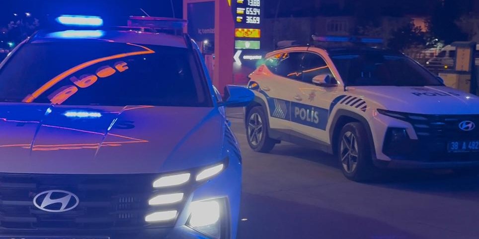 AKARYAKIT İSTASYONUNDA BIÇAKLI KAVGA: 1 ÖLÜ, 2 YARALI