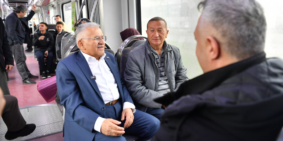 BAŞKAN BÜYÜKKILIÇ’TAN TRAMVAYDA SICAK VE SAMİMİ YOLCULUK