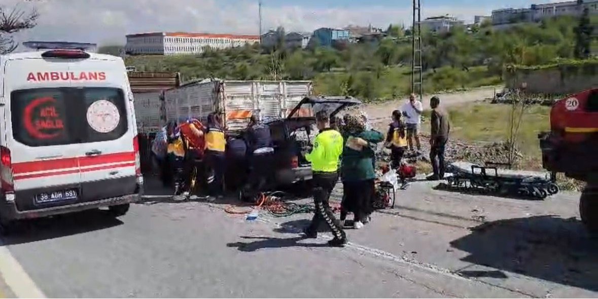 Hacılar’da otomobilin kamyona çarptığı kazada anne öldü, oğlu yaralandı