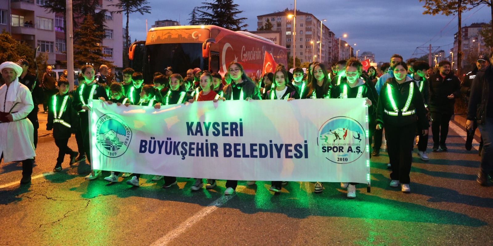 19 Mayıs’ın meşalesi Kayseri’de binlerle yürüdü