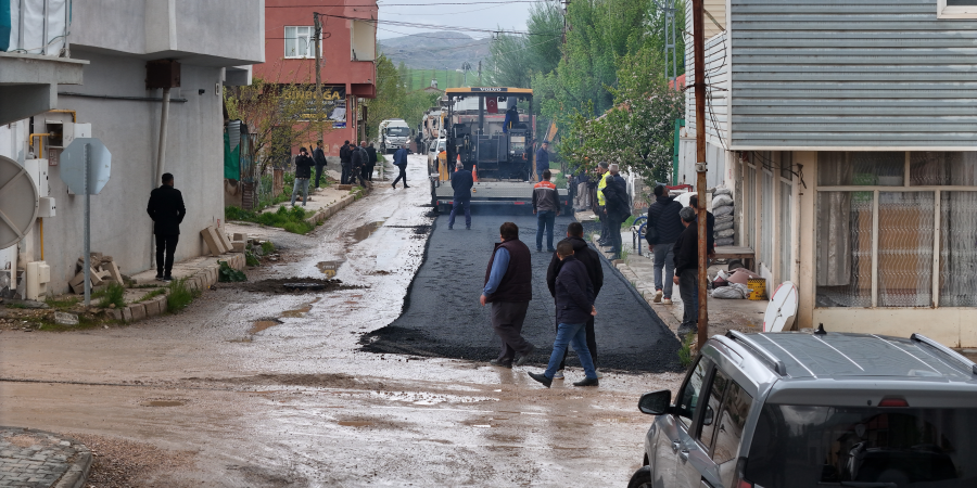 BÜYÜKŞEHİR’DEN SARIZ’DAKİ 1,3 KİLOMETRELİK ANA ARTERDE YOL YAPIM VE SICAK ASFALT ÇALIŞMASI