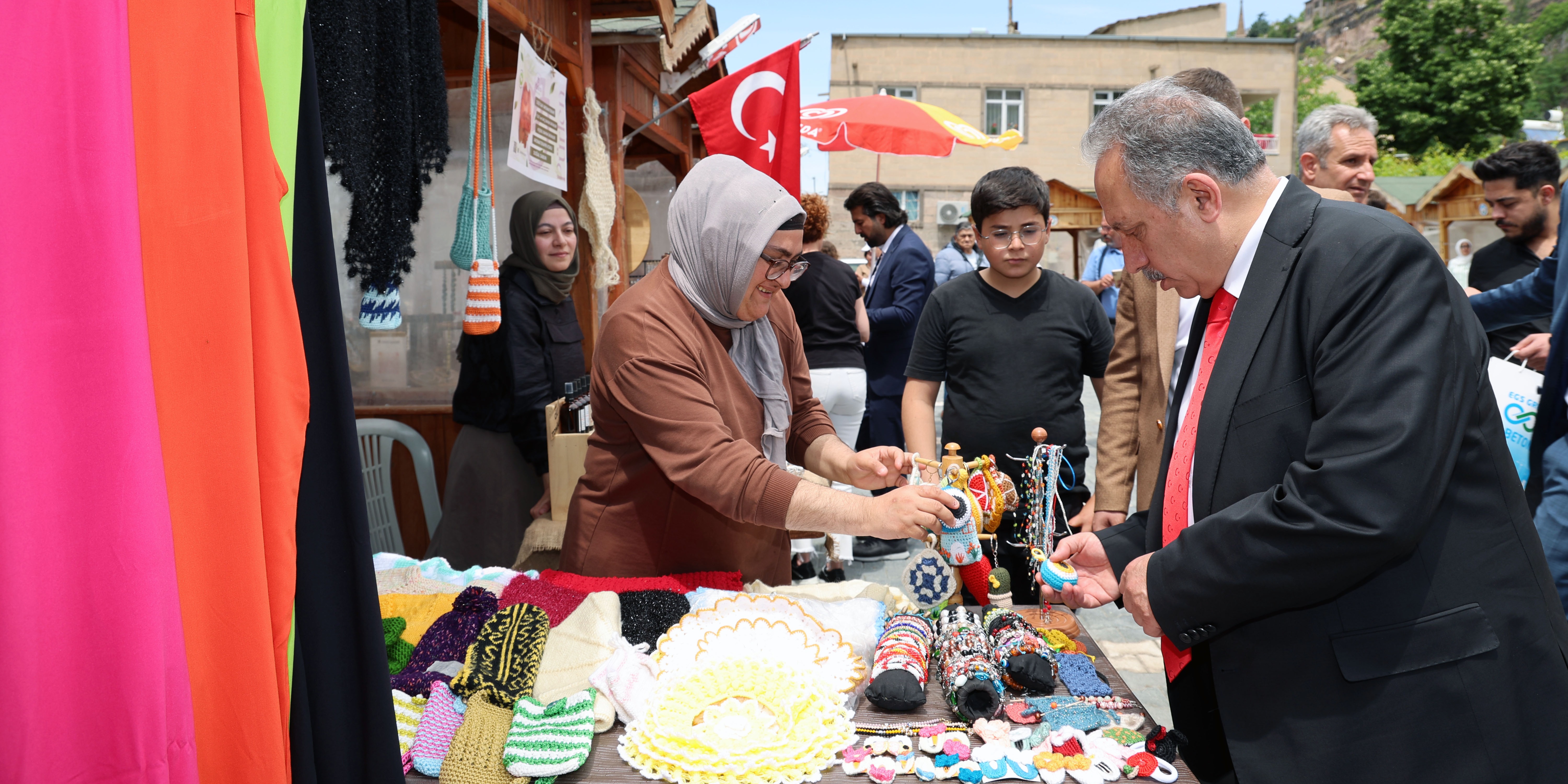 TALAS'IN MAHARETLİ ELLERİ YAZA MERHABA DİYOR