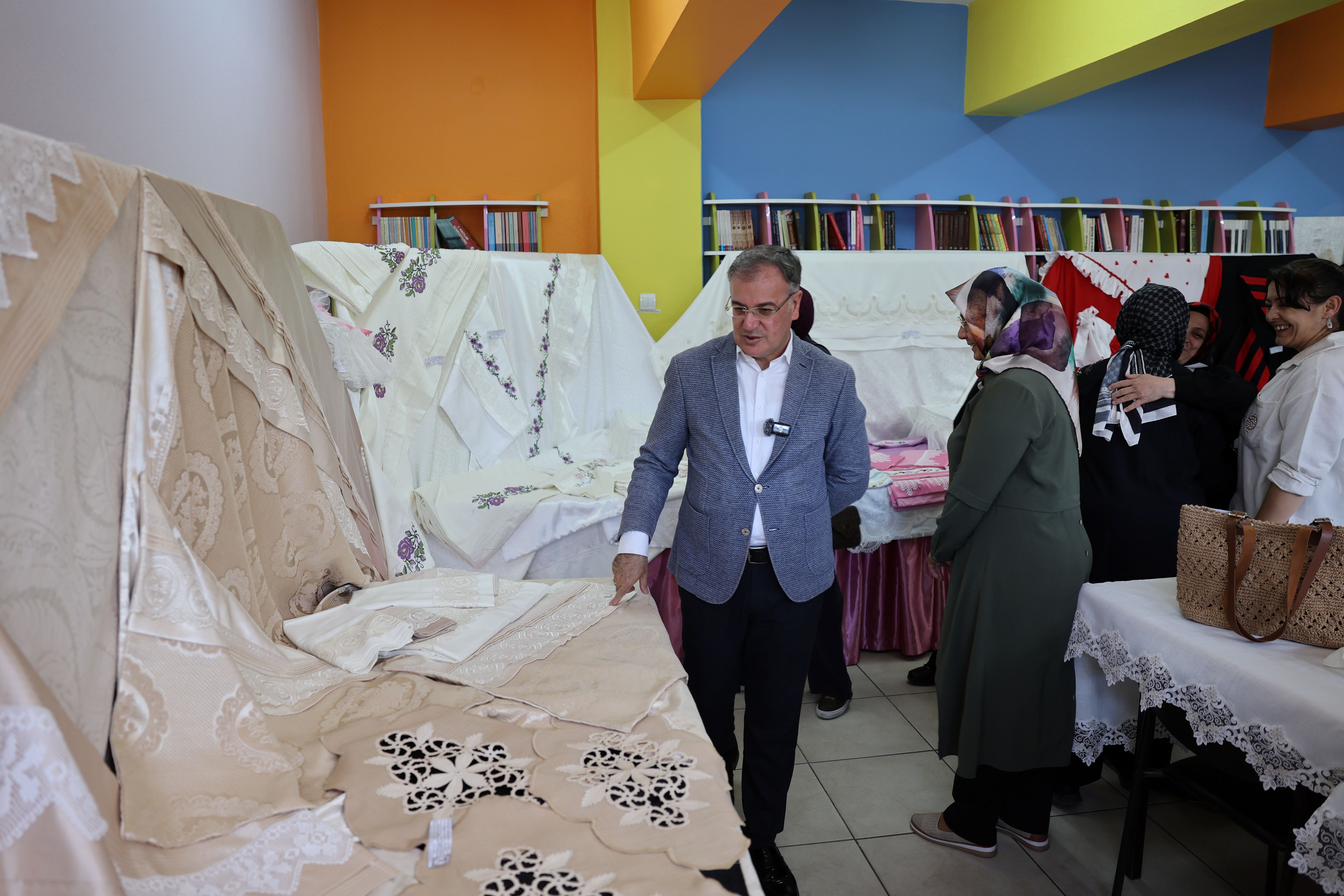 BAŞKAN ÖZDOĞAN, EL EMEĞİ GÖZ NURU ESERLERİ İNCELEDİ