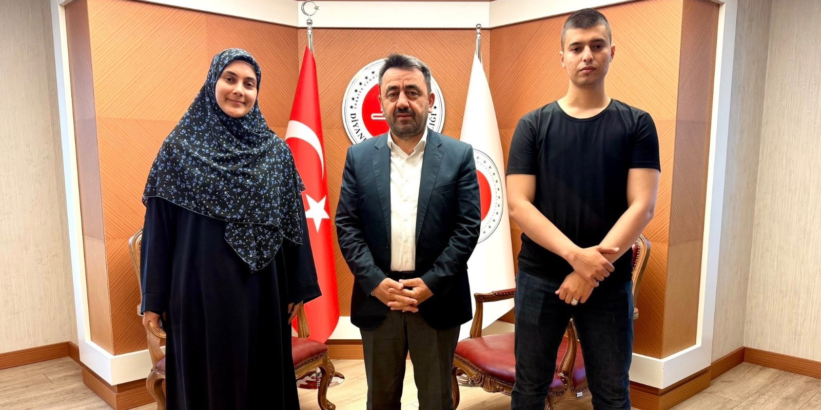 Umre Ödüllü Bilgi Yarışmasında Başarılı Öğrencilere Ödül