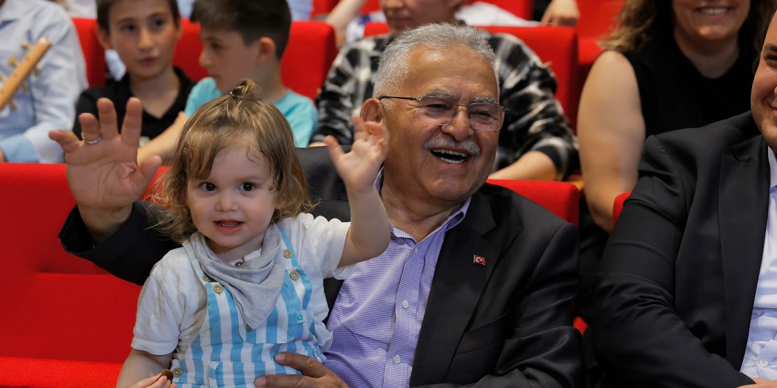 BÜYÜKŞEHİR KONSERVATUVARI’NDA MEZUNİYET COŞKUSU: BAŞKAN BÜYÜKKILIÇ ÇOCUKLARLA BULUŞTU