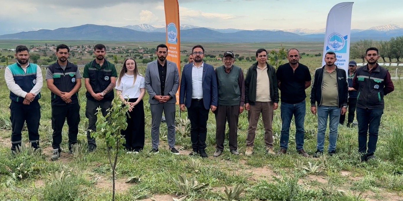 KAYSERİ BÜYÜKŞEHİR’DEN GELECEĞE NEFES: DEVELİ’DE 2 BİN 500 FİDAN TOPRAKLA BULUŞTU