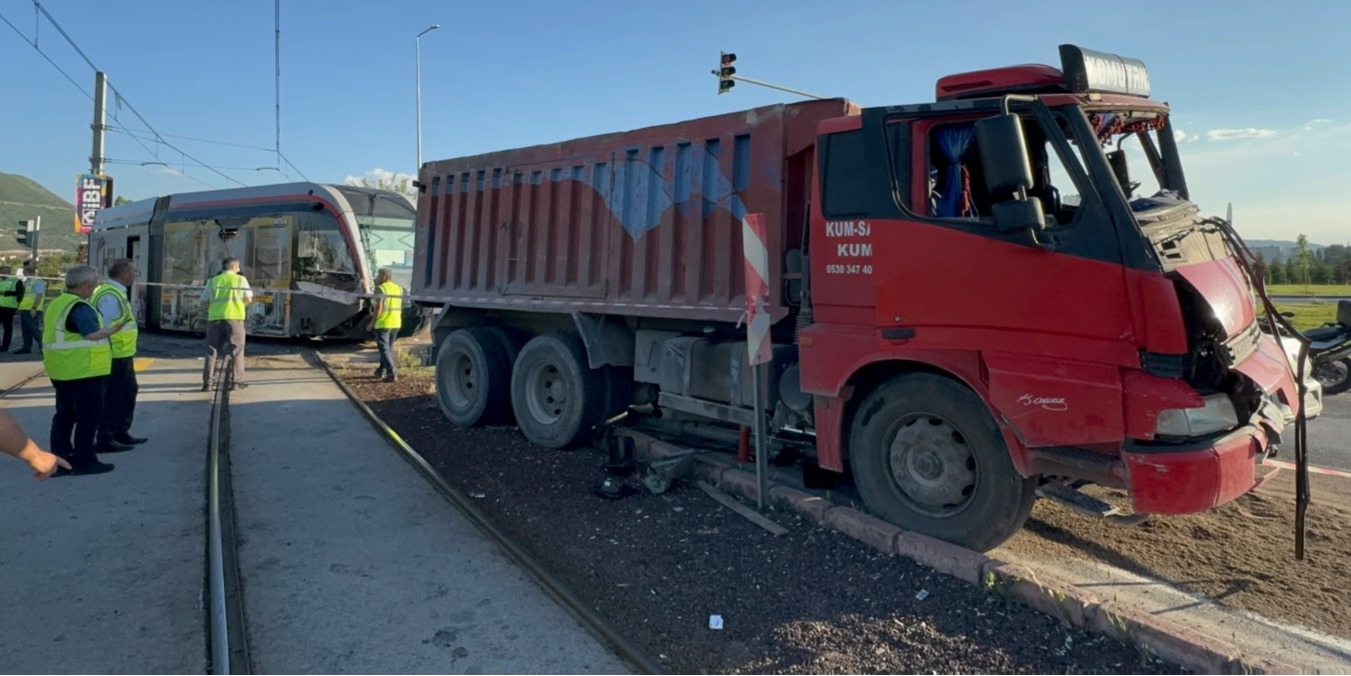 TRAMVAY İLE KAMYON ÇARPIŞTI: 5 YARALI