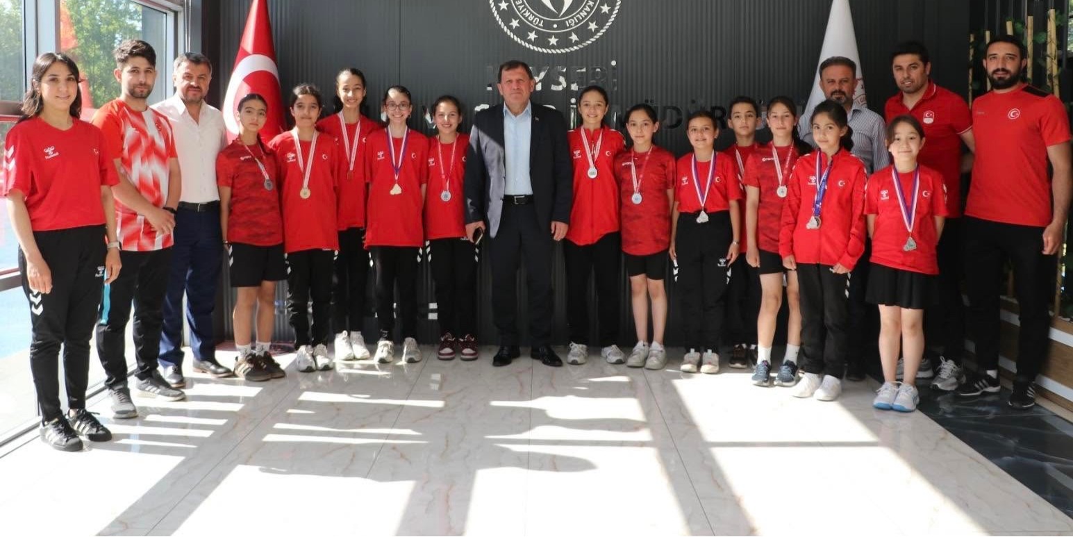 Badminton sporcularından İl Müdürü Kabakcı’ya ziyaret