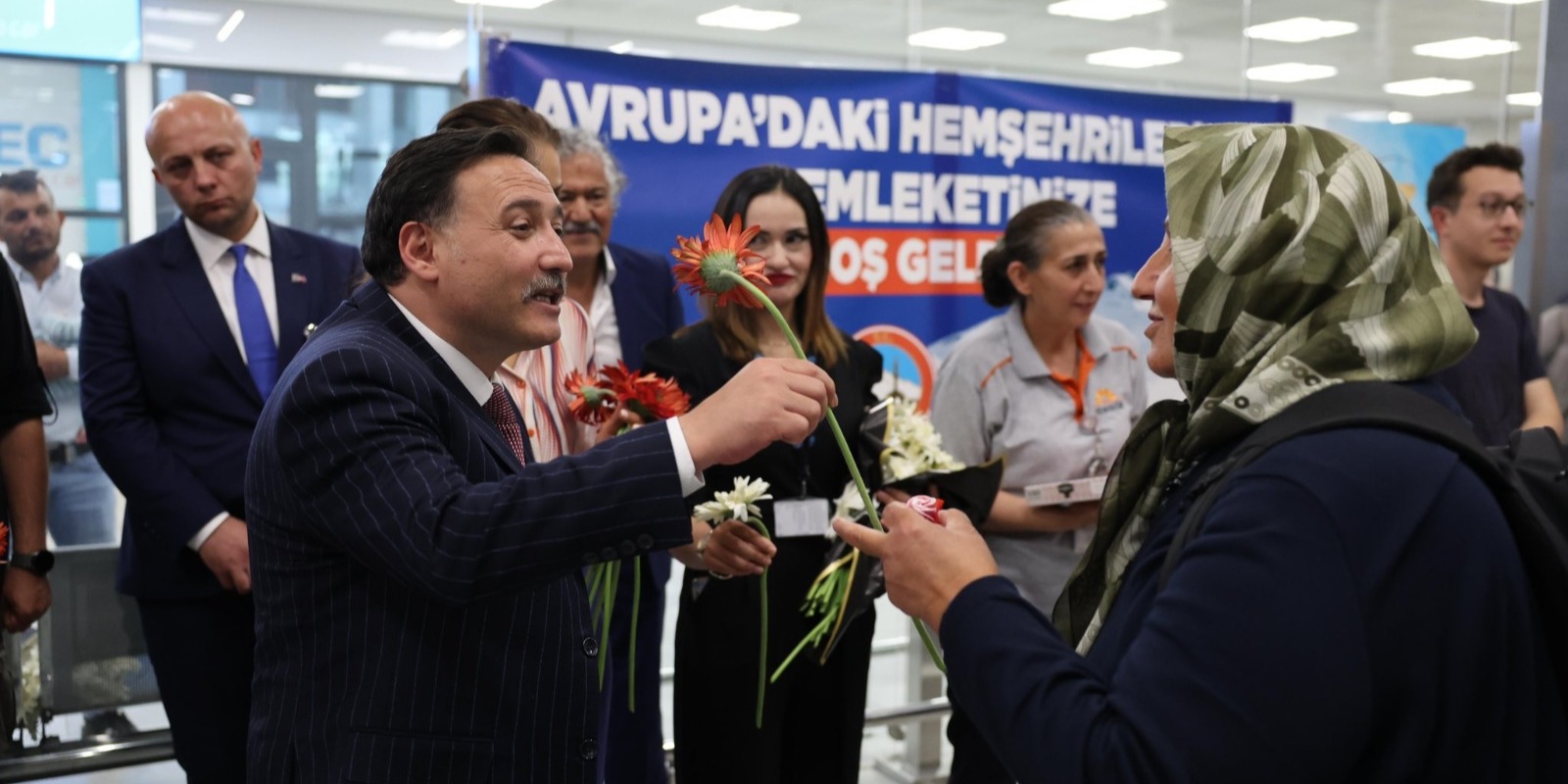 KAYSERİ’DE GURBETÇİLER ÇİÇEKLERLE KARŞILANDI