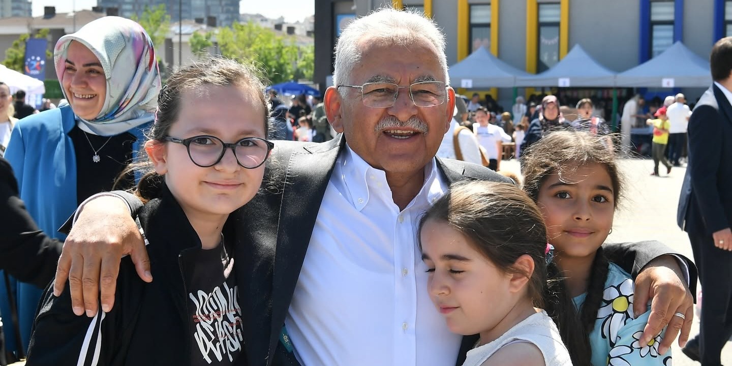 BAŞKAN BÜYÜKKILIÇ’TAN OKULLARDAKİ BAHAR COŞKUSUNA YAKIN İLGİ