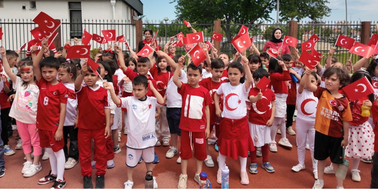 BÜYÜKŞEHİR’İN ÇOCUK KÜTÜPHANESİ MİNİKLERİNDEN A MİLLİ TAKIMA YÜREKLERİ ISITAN DESTEK
