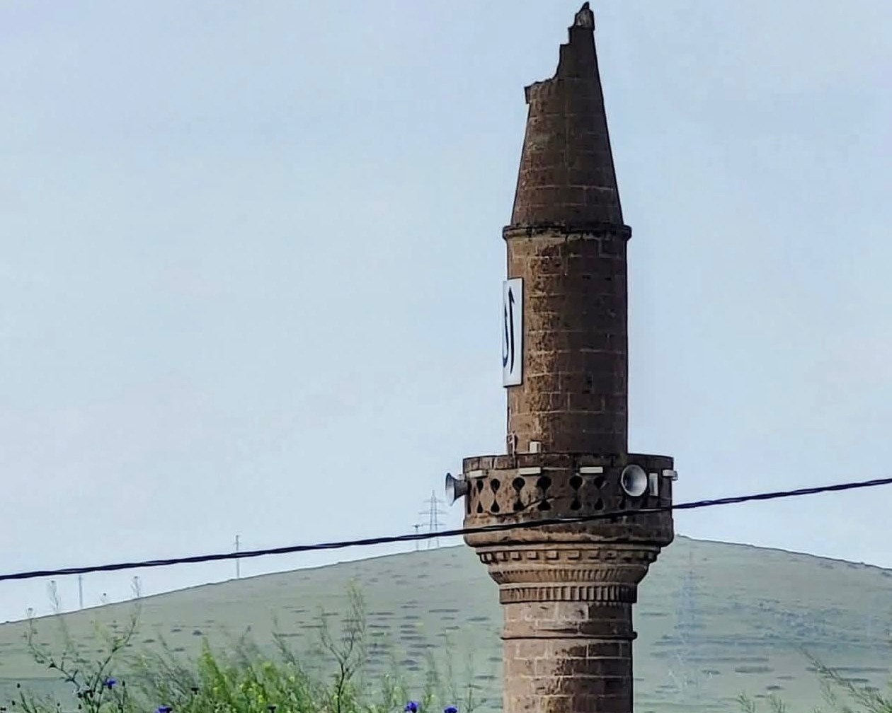 Yıldırım Düşen Cami Minaresi Zarar Gördü