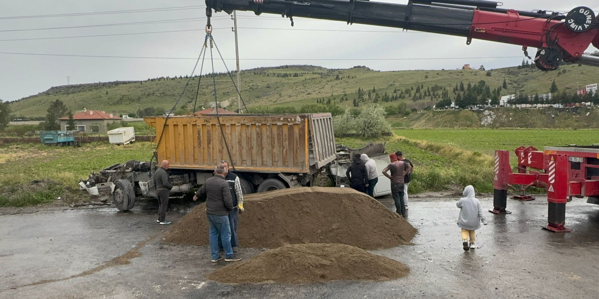 Tren ile Kamyon Çarpıştı: 2 Yaralı