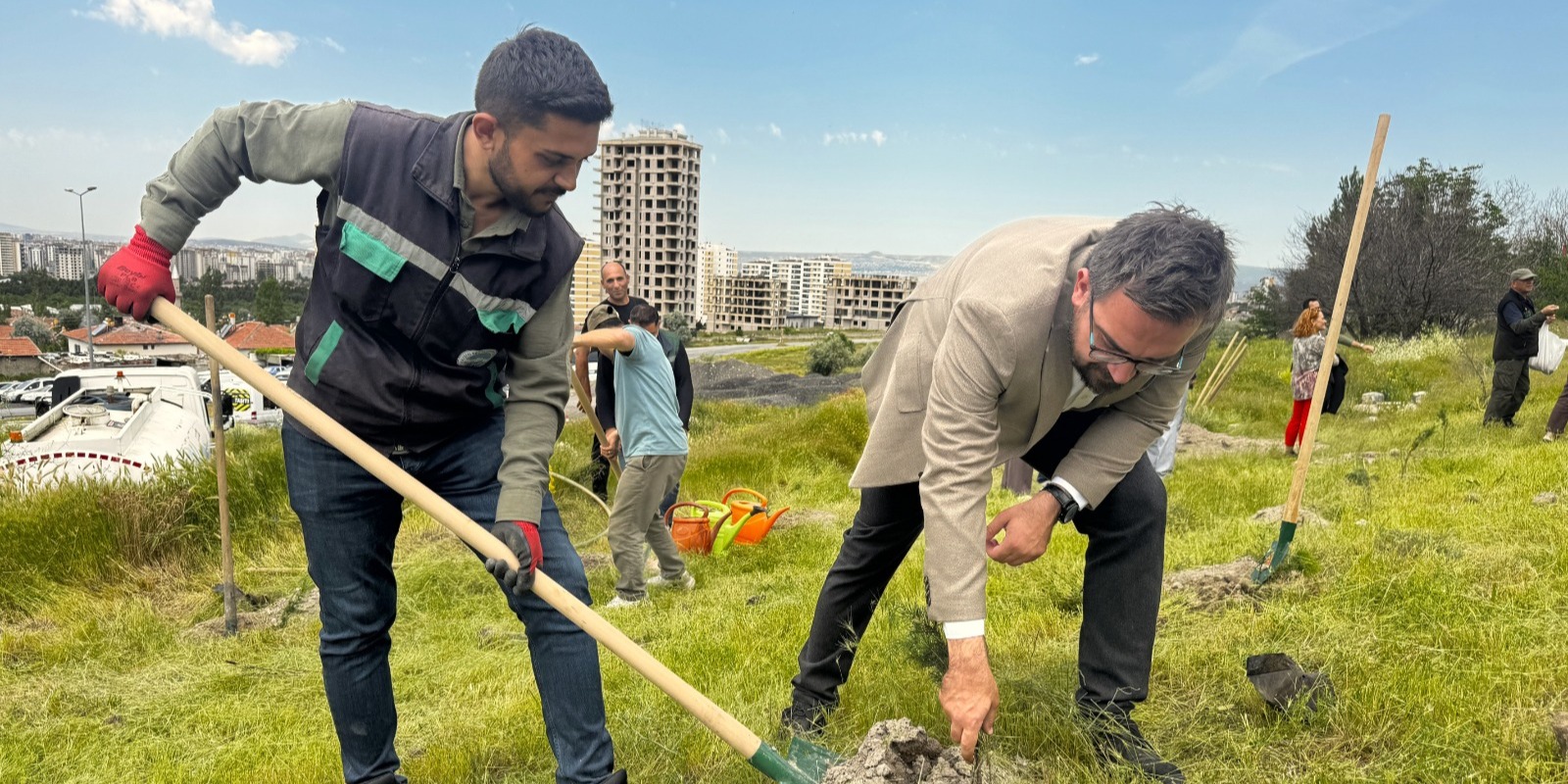 BÜYÜKŞEHİR, 300 FİDANI TOPRAKLA BULUŞTURDU