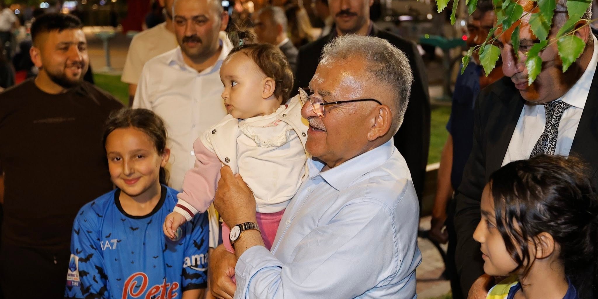 BAŞKAN BÜYÜKKILIÇ’TAN MİLLET BAHÇESİ’NDE HALKLA "AKŞAM” BULUŞMASI