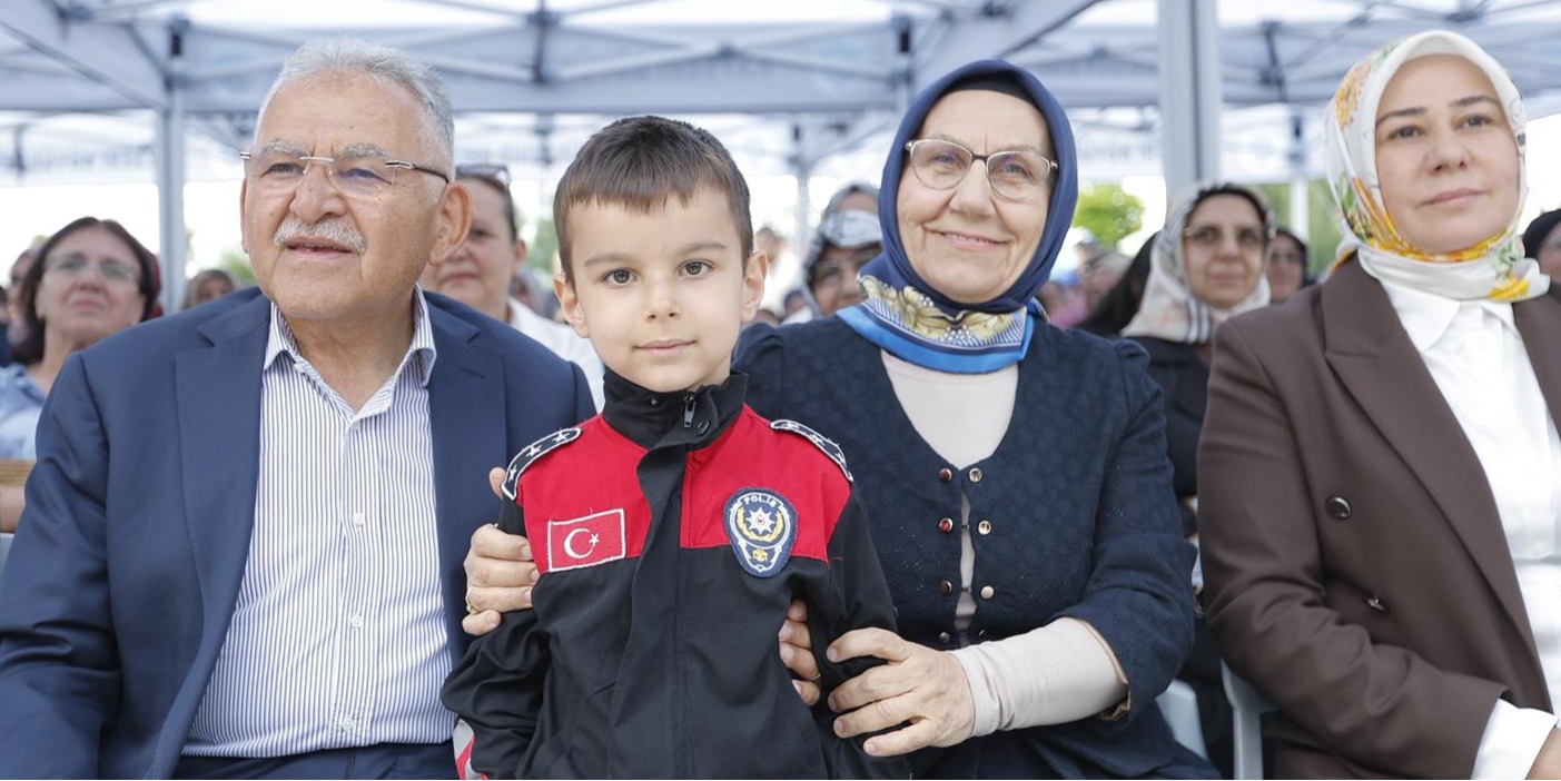 BAŞKAN BÜYÜKKILIÇ, KAYMEK’İN 1.200 ESERLİK YIL SONU SERGİSİNİ AÇTI