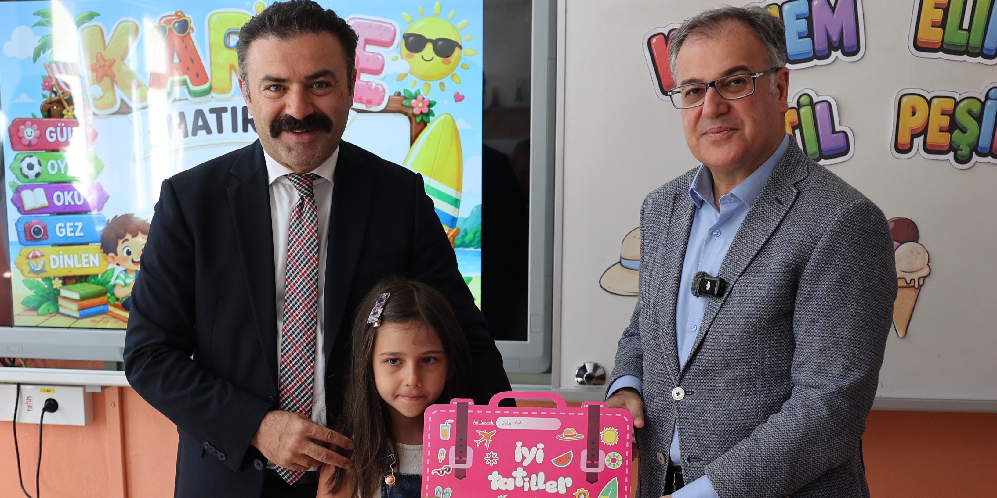 Başkan Özdoğan, Hacılar'da karne coşkusuna ortak oldu