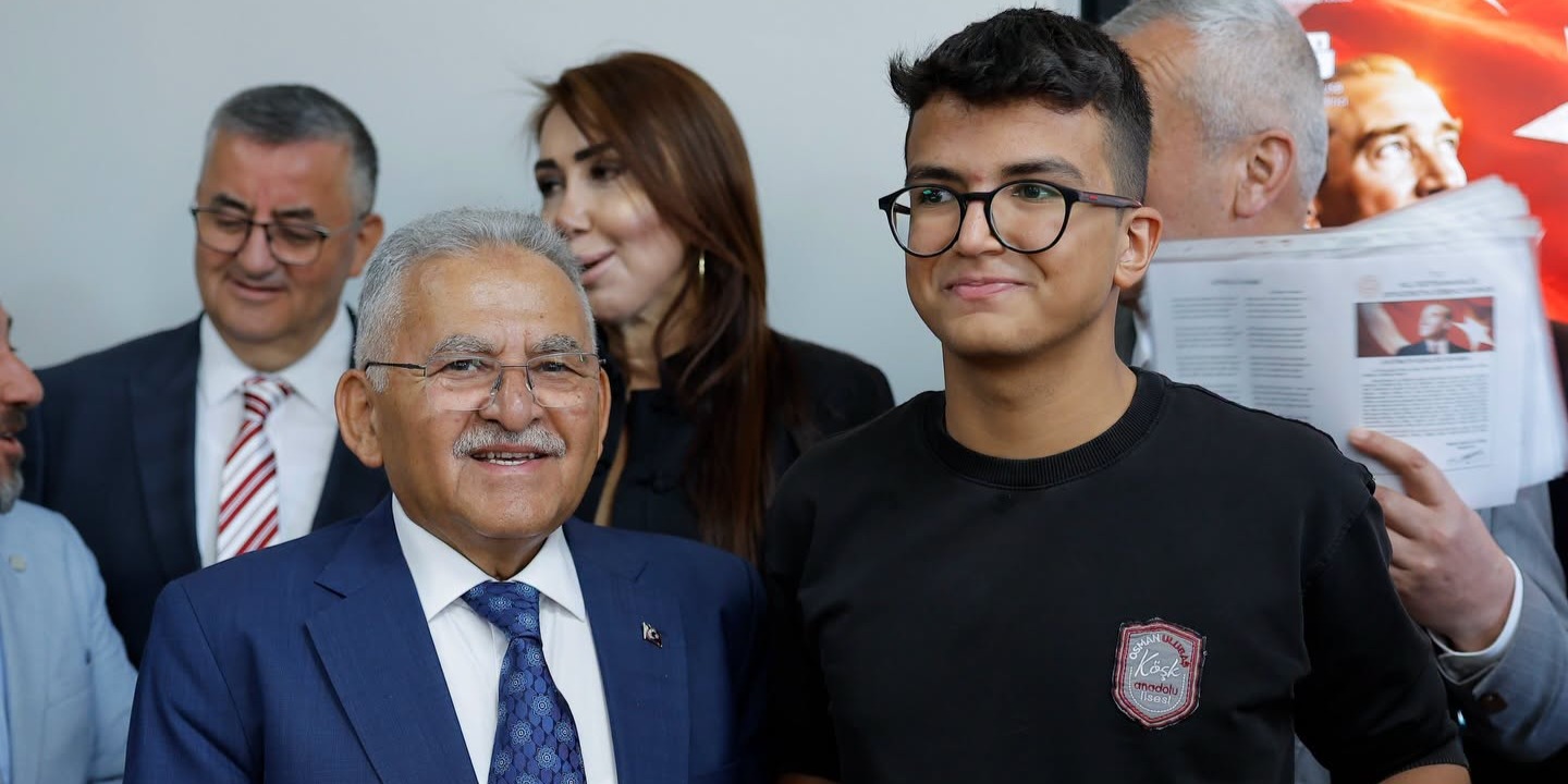 Başkan Büyükkılıç öğrencilerin karne sevincine ortak oldu: "Hem öğrenin hem eğlenin"