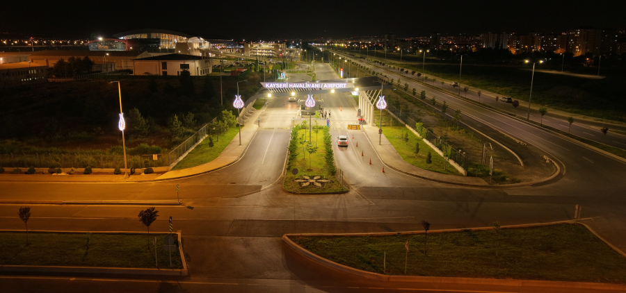 Büyükşehir’den Kayseri Havalimanı yolunda aydınlatma sistemlerine estetik dokunuş