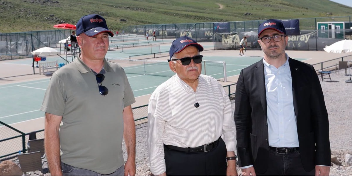 Başkan Büyükkılıç, Erciyes’te devam eden dünya tenis turu karşılaşmalarını izledi