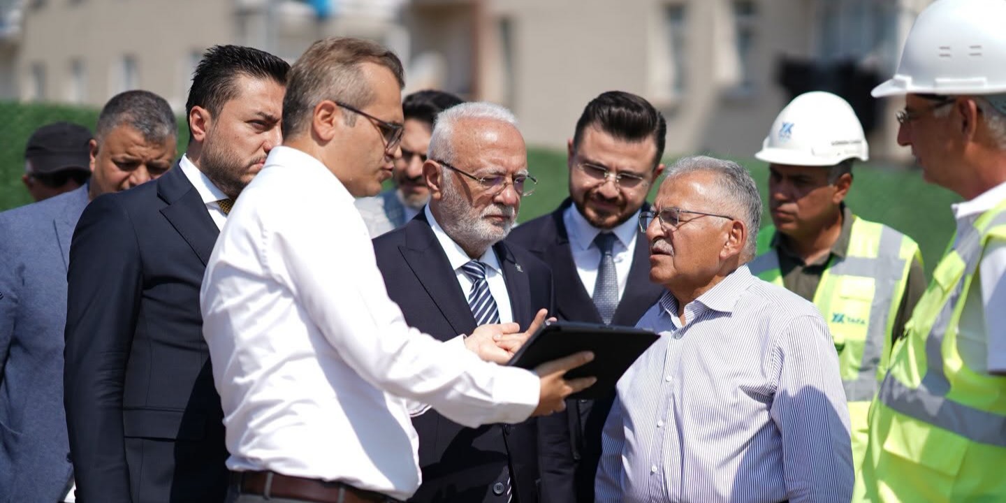 Büyükkılıç ve Elitaş, Kartal Katlı Kavşağı'ndaki çalışmaları yerinde inceledi