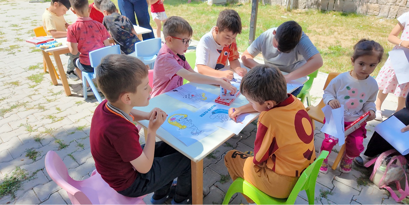 Kütüphane geziyor, çocuklar hem okuyor hem eğleniyor